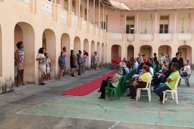 Plateia assiste, atenta, à apresentação antes do desfile que ilustra as roupas estampadas com os desenhos e pinturas das alunas detentas. Foto: Franciele Xavier (SEE/MG)